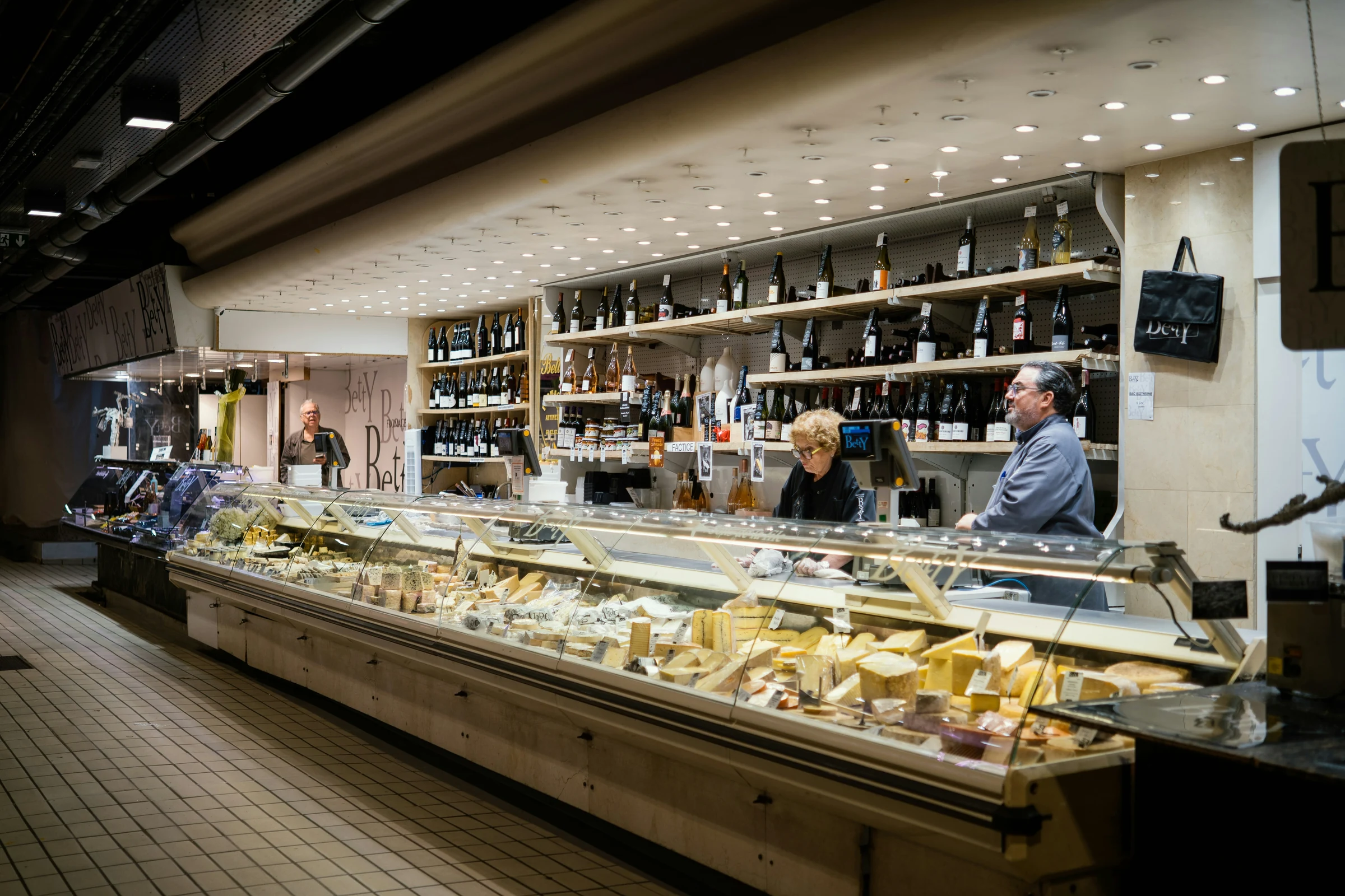 Şarküteri dolabı / Deli display cabinet