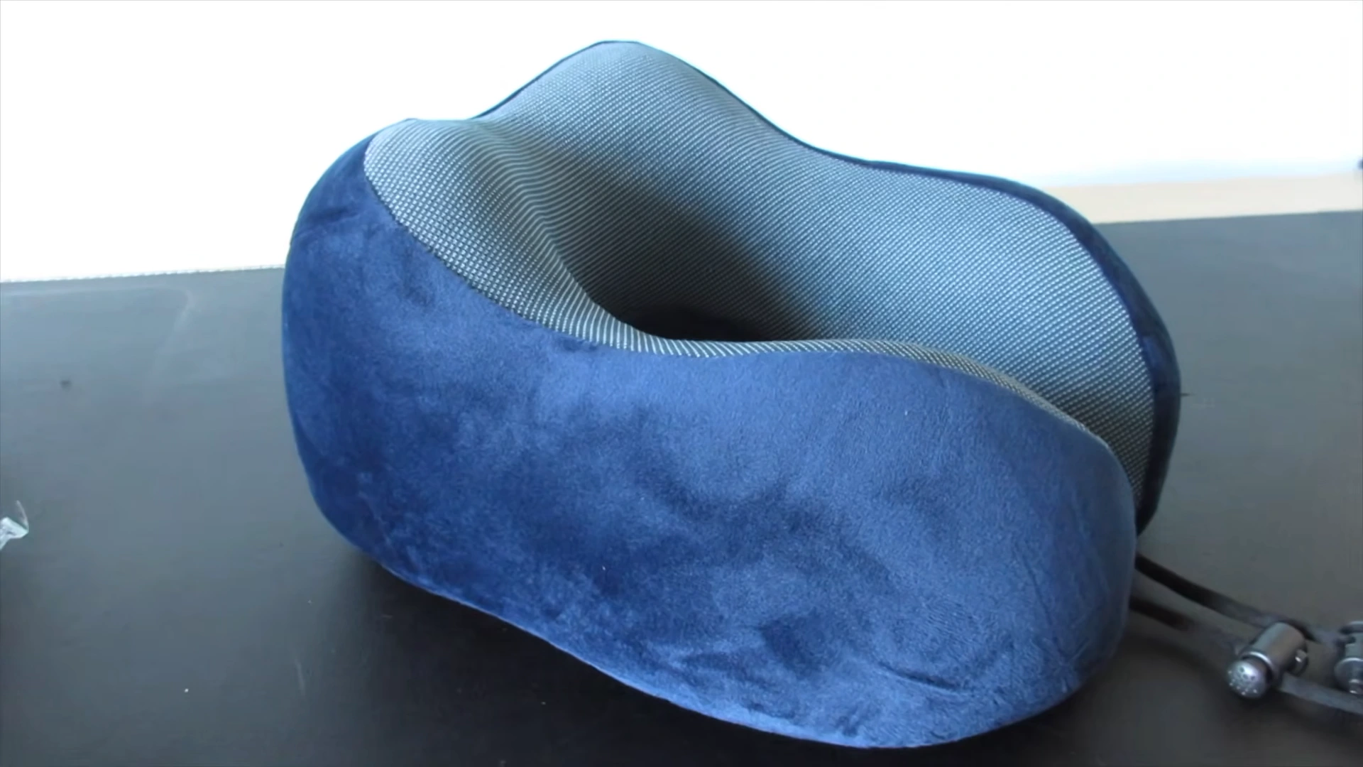 Viskoelastik boyun yastığı / Memory-foam neck pillow