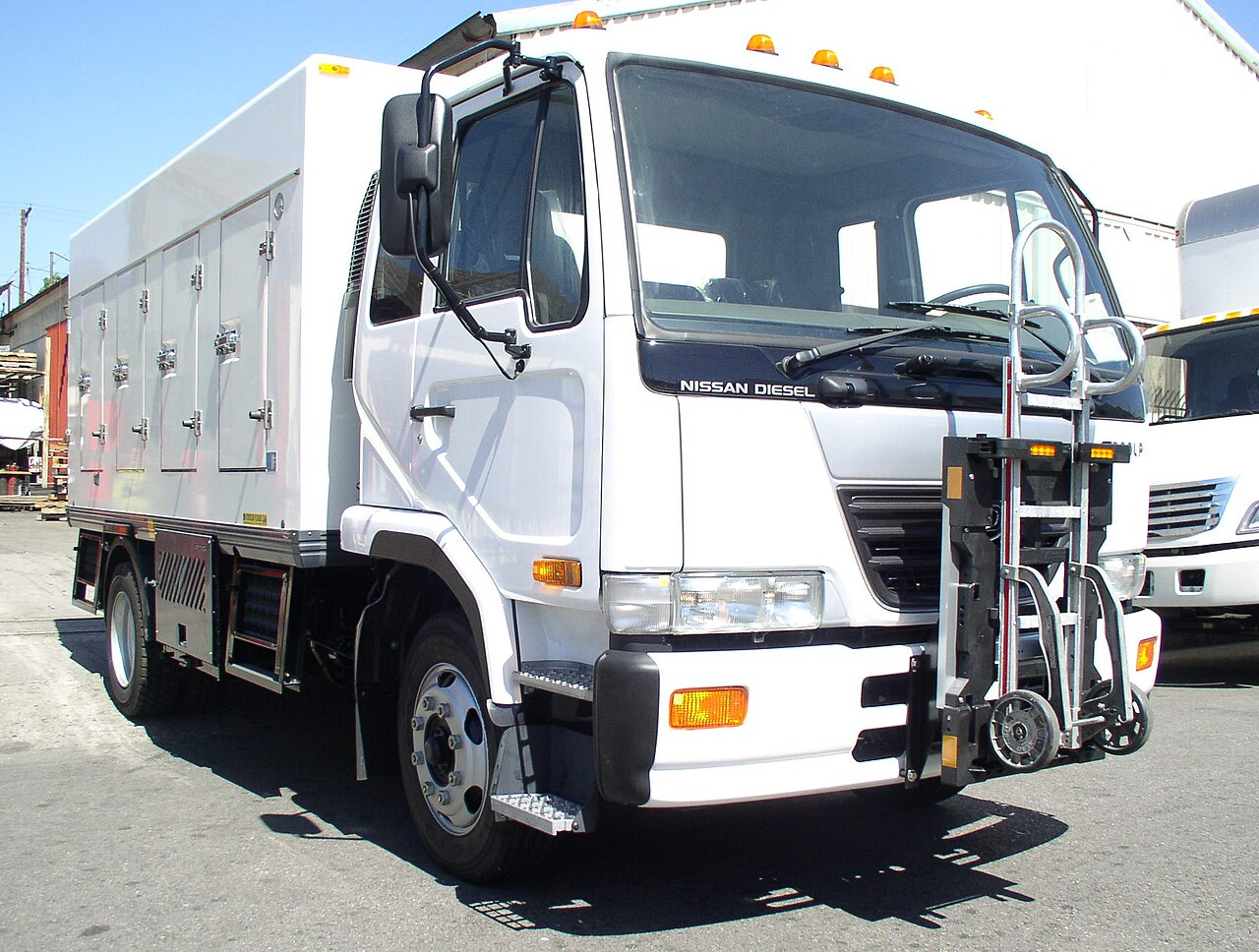 Dondurma dağıtım aracı / Ice-cream distribution truck
